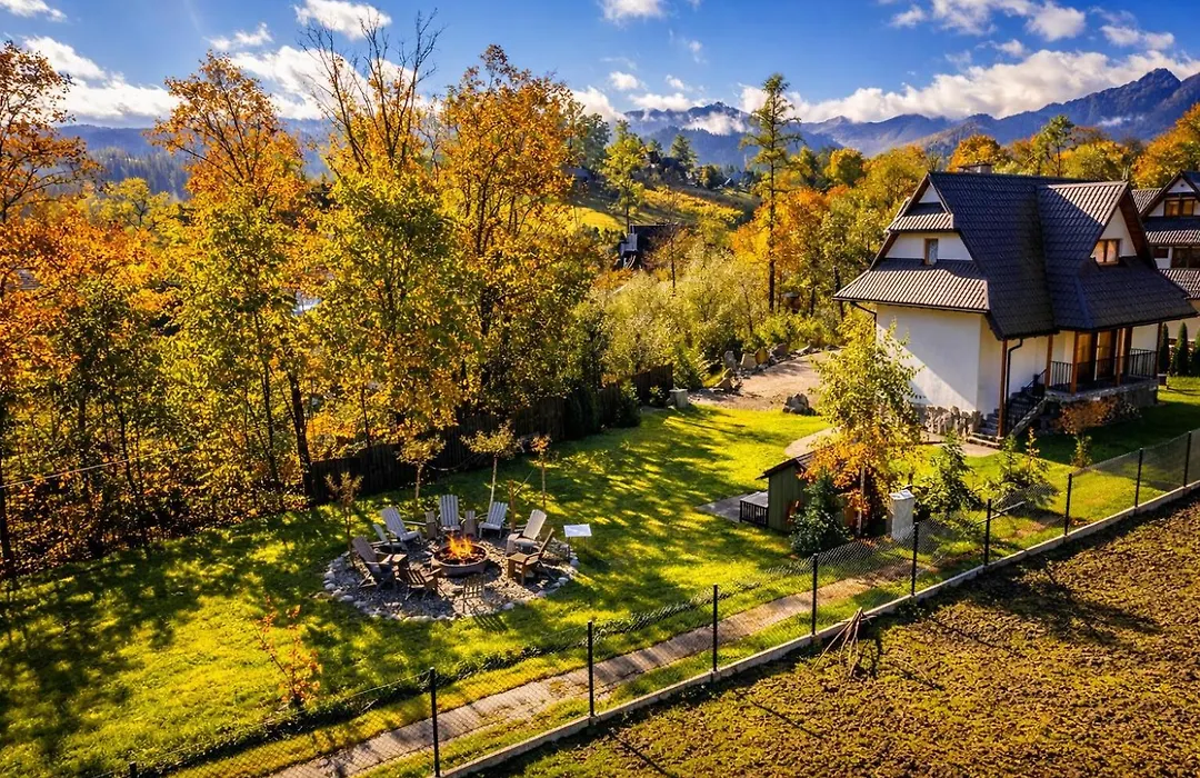 Domek Gabi z balią w ogrodzie-1