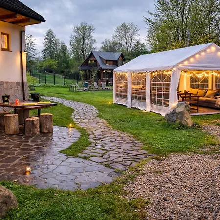 Domek Gabi z balią w ogrodzie-2